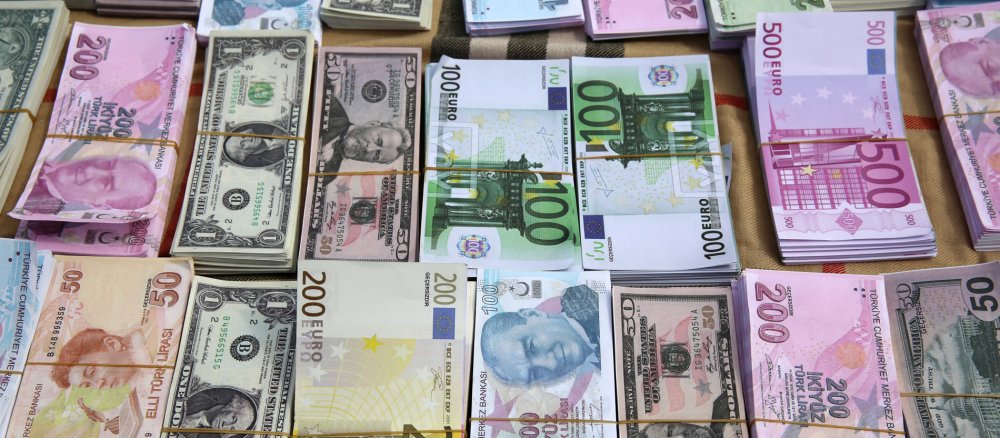 Eine Sammlung von Spielgeldnoten, die echtem Geld unterschiedlicher Währung nachempfunden sind.
