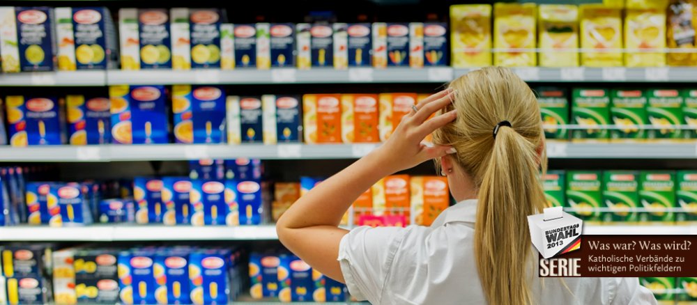 Eine blonde Frau langt sich an den Kopf als sie vor der riesigen Auswahl in einem Supermarktregal steht.