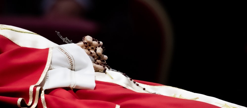 Aufgebahrter Leichnam des emeritierten Papstes Benedikt XVI., in dessen Händen ein Rosenkranz liegt