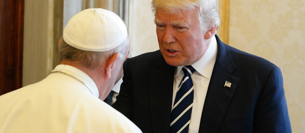 Papst Franziskus spricht mit dem US-amerikanischen Präsidenten Donald Trump während einer Privataudienz im Vatikan am 24. Mai 2017.