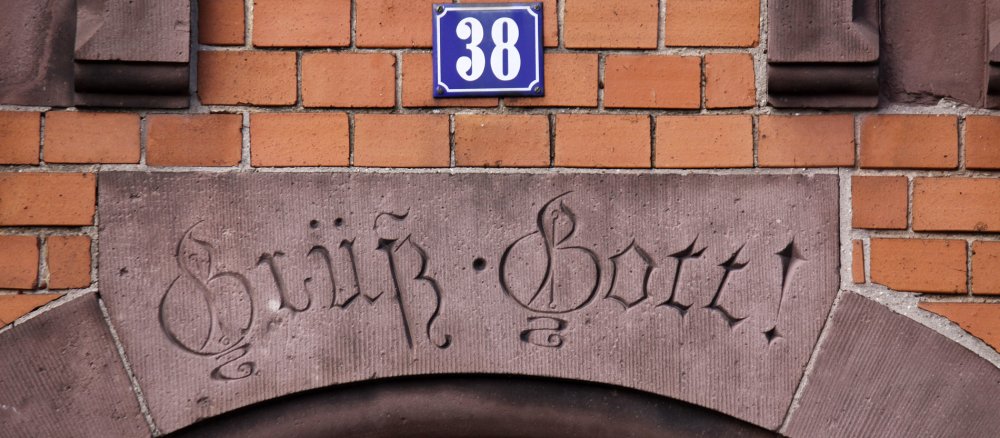 Gruß über einem Haus
