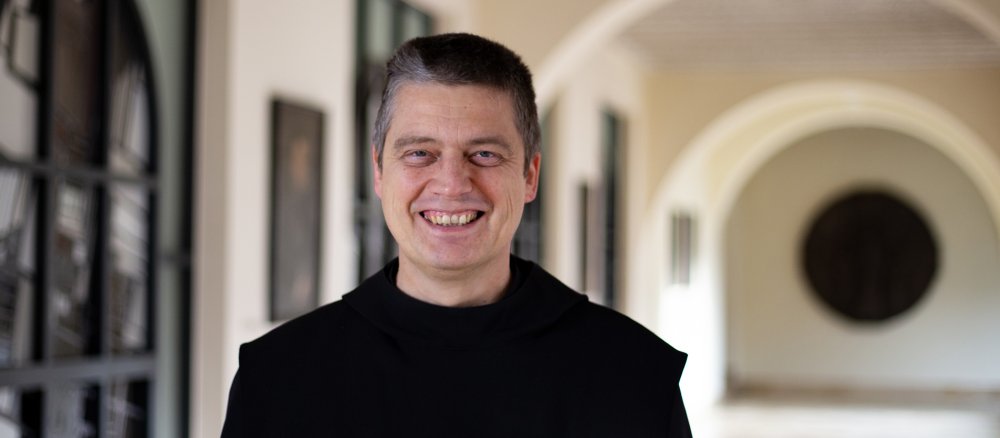 Pater Christoph Gerhard im Kreuzgang der Abtei Münsterschwarzach