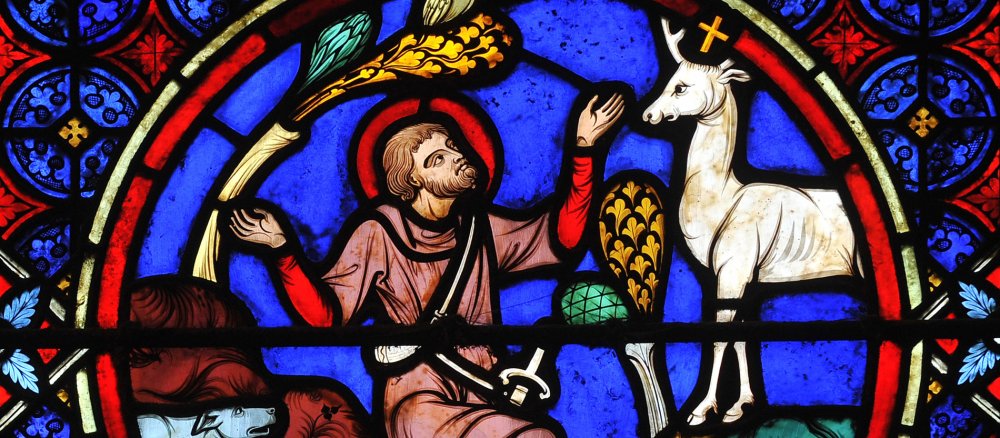 Sankt Eustachius kniet vor einem Hirsch mit einem Kreuz im Geweih in einem Buntglasfenster von 1863 in der Kathedrale Notre Dame in Paris am 4. Mai 2011.