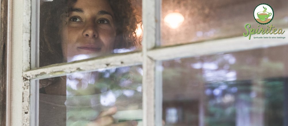 Frau sieht aus dem Fenster
