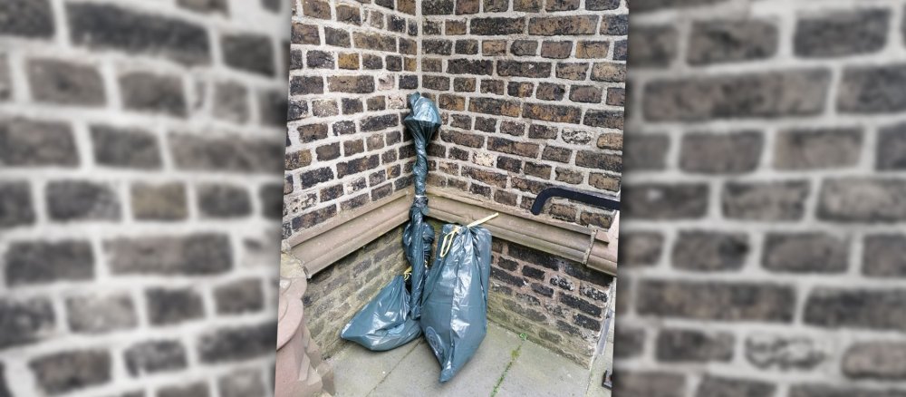 In blauen Müllsäcken brachten die Diebe die gestohlenen Gegenstände zur Kirche St. Martinus Zons wieder zurück.