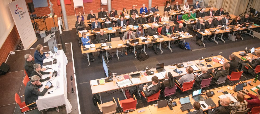 Blick von oben auf die Teilnehmer bei der dritten Sitzung des Synodalen Ausschusses