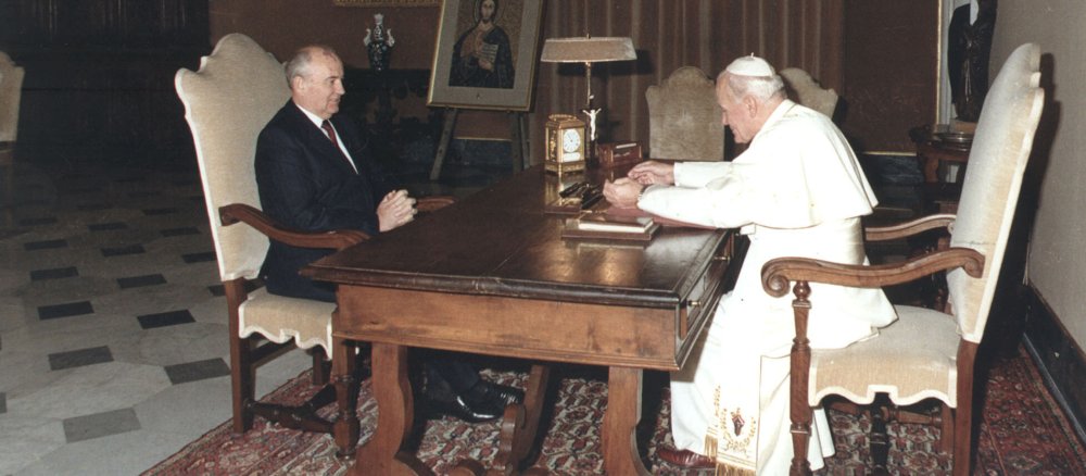 Papst Johannes Paul II. empfängt den sowjetischen Staats- und Parteichef Michail Gorbatschow am 1. Dezember 1989 im Vatikan.