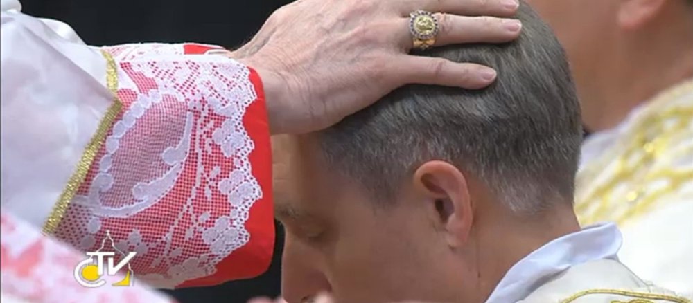 Georg Gänswein von Benedikt XVI. im Petersdom zum Bischof geweiht