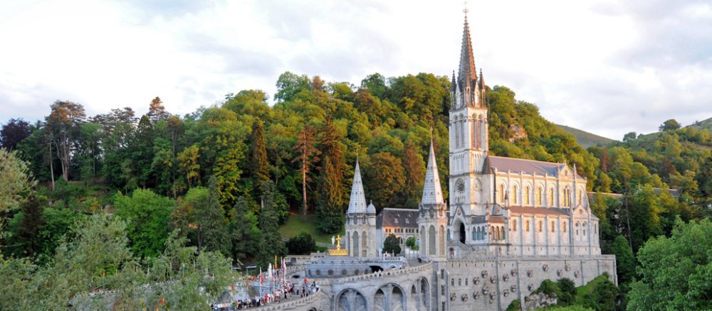 Im südfranzösischen Städtchen Lourdes soll 1858 der 14-jährigen Bernadette Soubirous 18-mal Maria erschienen sein