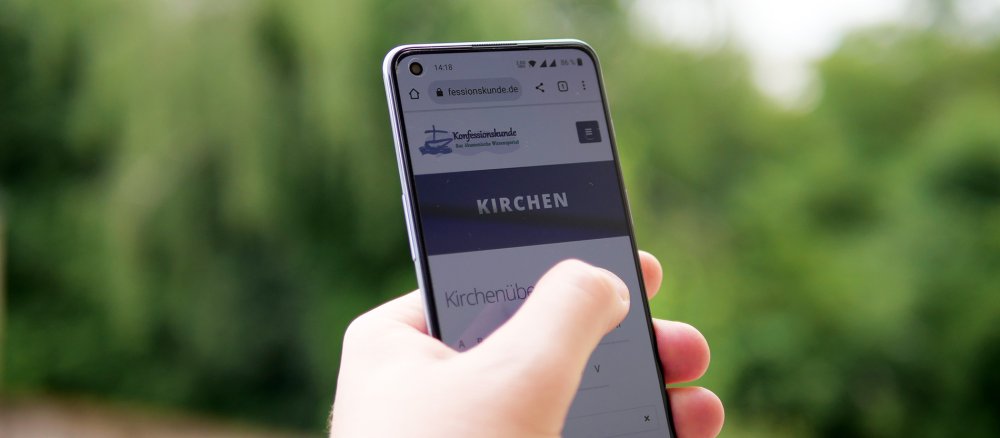 Auf dem Smartphone ist die Seite konfessionskunde.de aufgerufen
