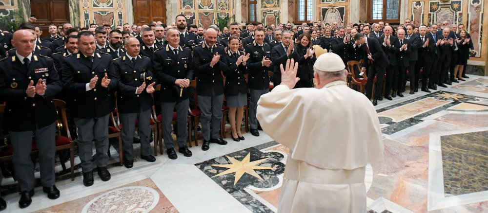 Beim Inspektorat für Öffentliche Sicherheit des Vatikans eingesetzte Polizisten zu Besuch bei Papst Franziskus