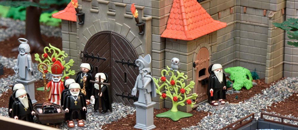 Spielzeugfiguren in einer Klosterszene