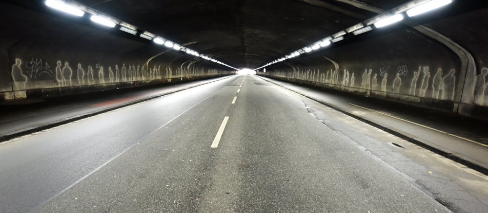 Blick in den Karl-Lehr-Tunnel am 20. Juli 2015 in Duisburg. Dort stauten bei der Loveparade am 24. Juli 2010 die Menschenmassen. 21 Menschen fanden durch eine Massenpanik den Tod, über 500 Menschen wurden schwer verletzt.