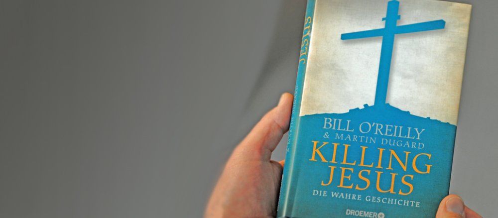 Grau-blaues Buchcover zeigt Kreuz auf Hügel