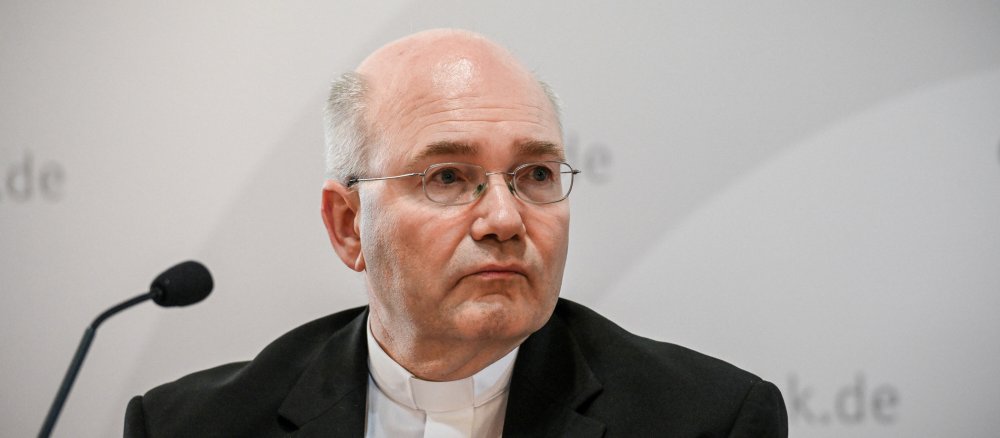 Bischof Helmut Dieser bei einer Pressekonferenz