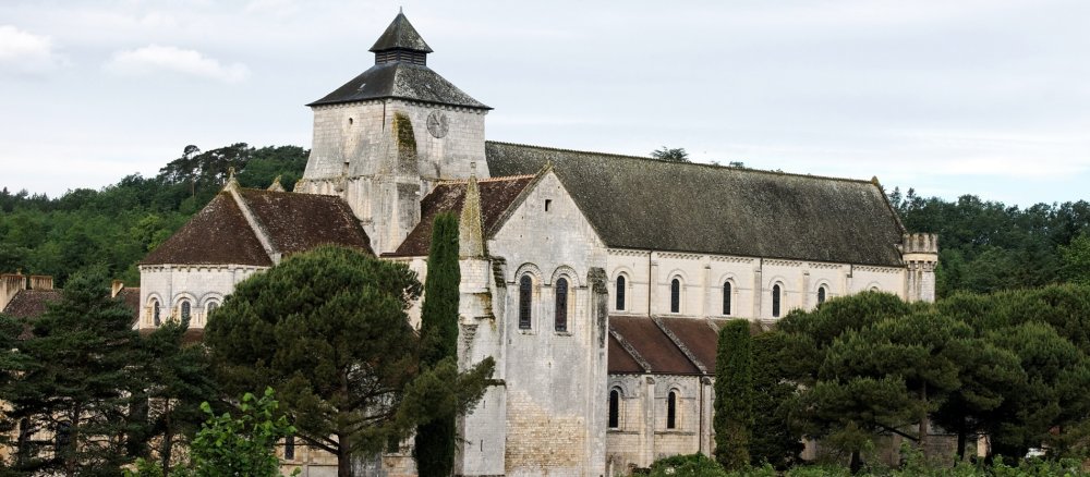 Die romanische Kirche der Abtei Fontgombault in Frankreich