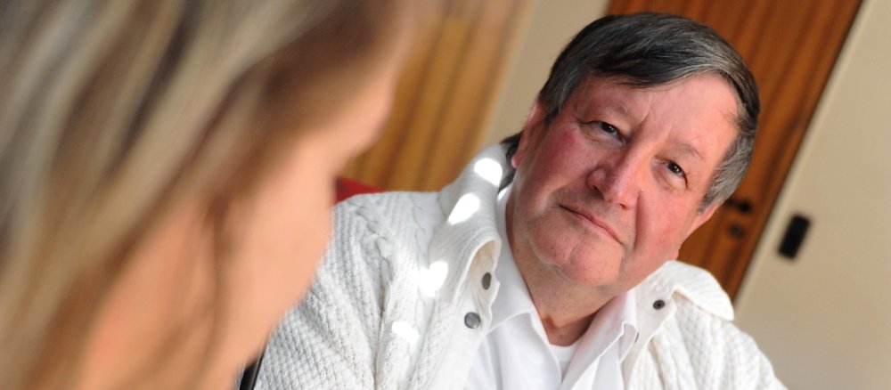 Der Augenarzt Hans-Walter Roth sammelt in seiner Praxis in Ulm (Baden-Württemberg) ausgemusterte Brillen für Bedürftige. Er behandelt seit Jahren Menschen auch ohne Bezahlung