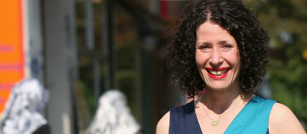 Lachende Frau mit dunklen Locken