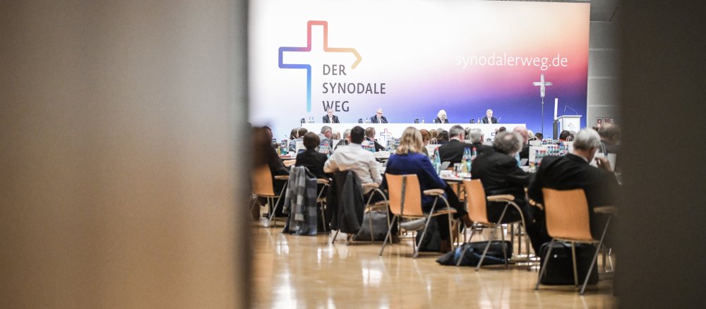 Blick durch Türspalt bei der Synodalversammlung
