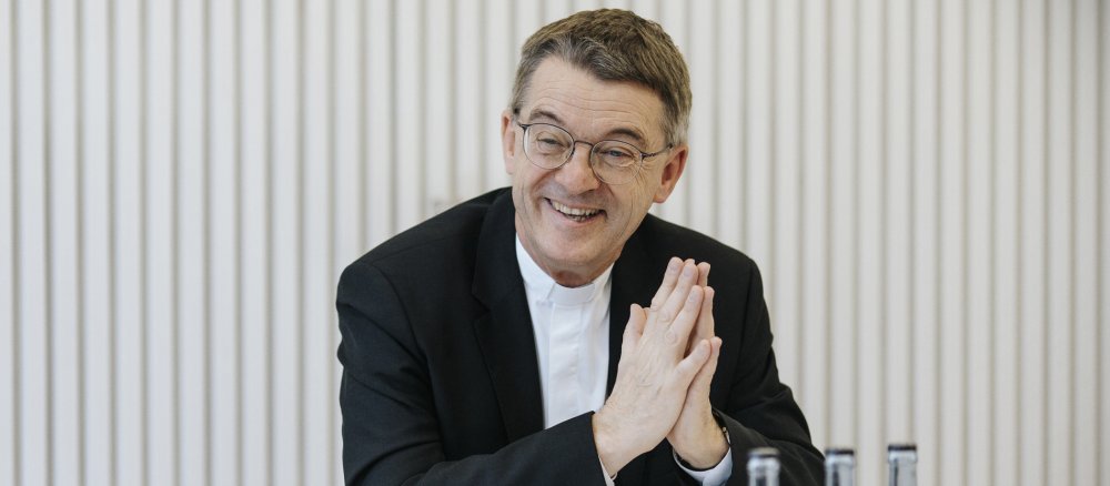 Bischof Klaus Krämer bei einem Gespräch