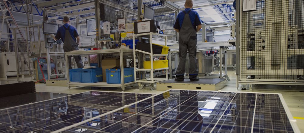 Zwei Mitarbeiter arbeiten am 05.08.2013 in der Modulkontrolle der Solarworld AG in Freiberg (Sachsen).