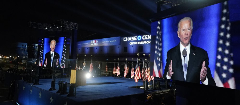 Joe Biden haelt eine Rede auf eine grossen Buehne