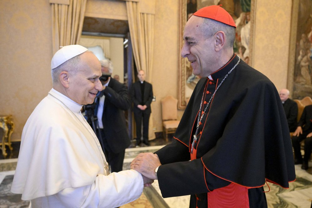 Papst Leo XIV. reicht Kardinal Víctor Manuel Fernández die Hand