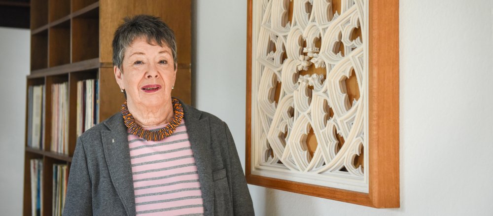 Die Architektin Barbara Schock-Werner neben dem Modell einer gotischen Fensterrose.