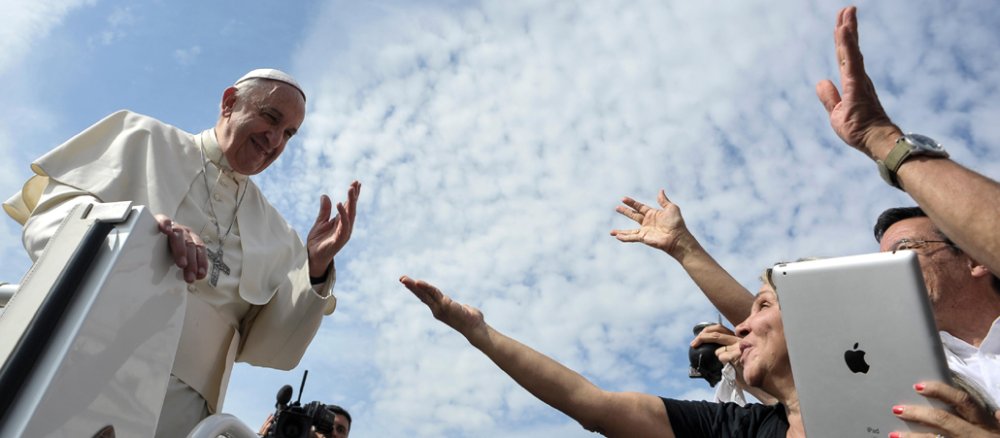 Papst Franziskus grüßt Pilger bei der Generalaudienz