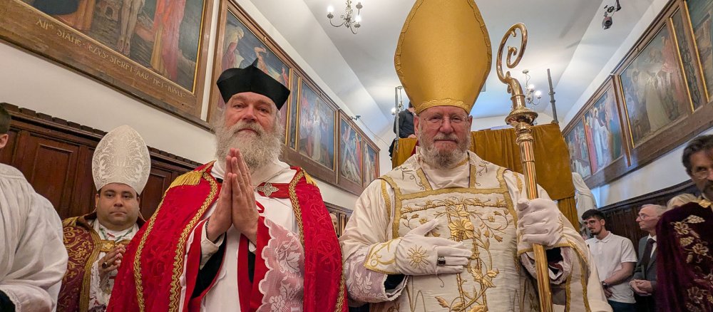 Der neugeweihte Bischof Michael Mary (rechts und mit sehr großer goldener Mitra) beim Auszug aus der Kapelle der Klosterinsel Papa Stronsay