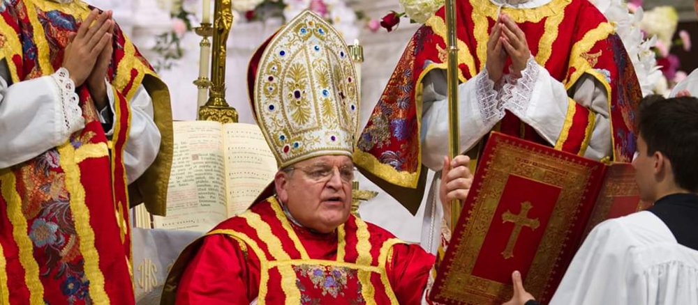 Kardinal Burke feiert die tridentinische Messe