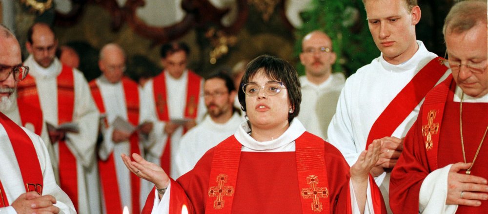 Die neugeweihte Priesterin Angela Berlis betet während einer Eucharestiefeier.
