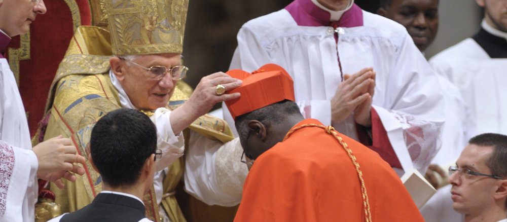 Papst Benedikt XVI. überreicht Kardinal Robert Sarah das Birett.