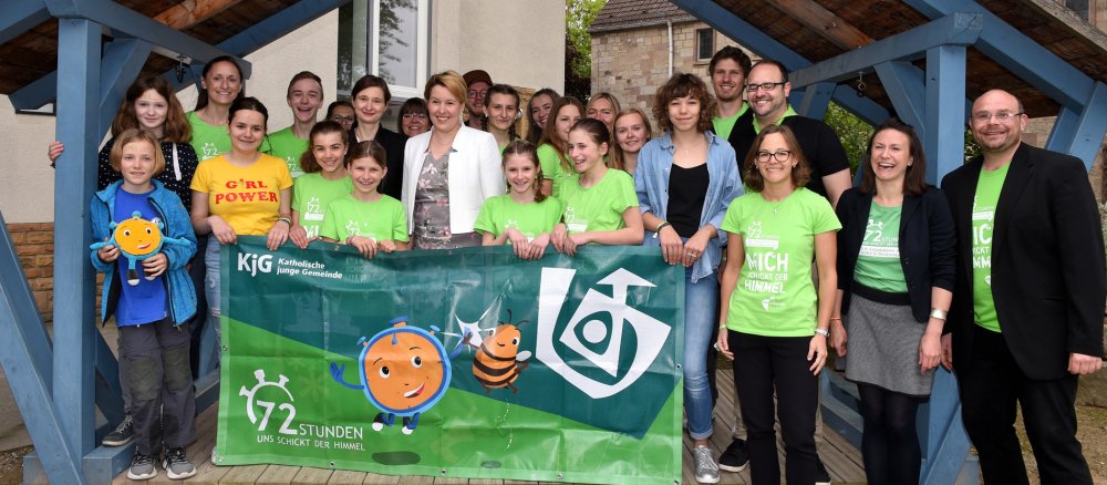 Bundesjugendministerin Franziska Giffey mit den Kindern des Mitmachratetheaters in Kassel