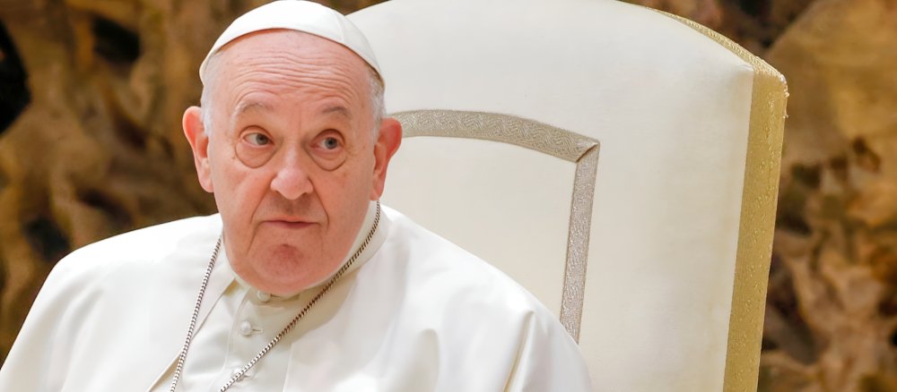 Papst Franziskus schaut zur Seite