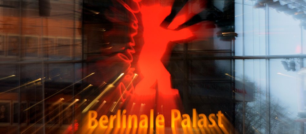 Roter Bär, gelbe Schrift "Berlinale"