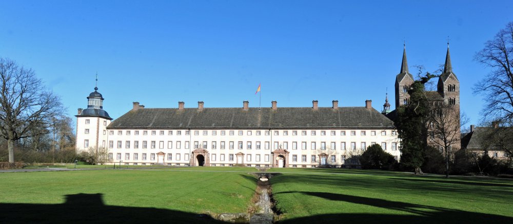 Westfassade des Schlosses in Corvey