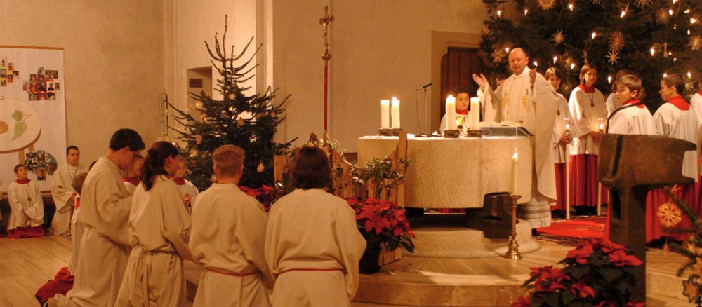 Ein Pfarrer und Messdiener während eines Weihnachtsgottesdienstes.