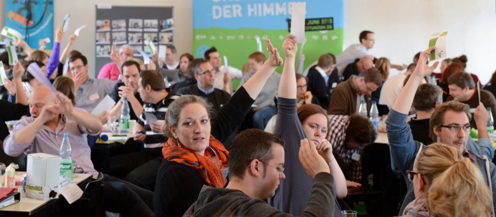 Abstimmung bei der Hauptversammlung des BDKJ auf Burg Rothenfels.