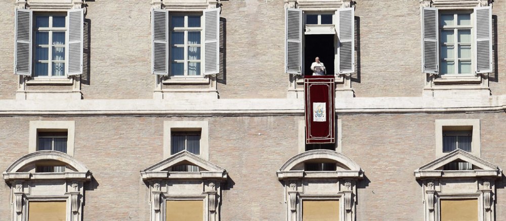 Papst Franziskus betet das Angelus-Gebet