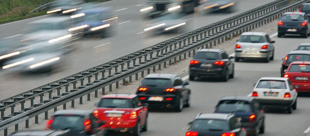 Zur Hauptverkehrszeit am Abend droht auf vielen Autobahnen der Stillstand.