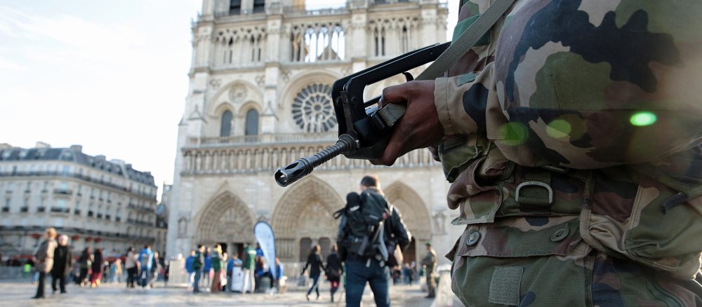 Soldat vor Kirche Notre Dame in Paris