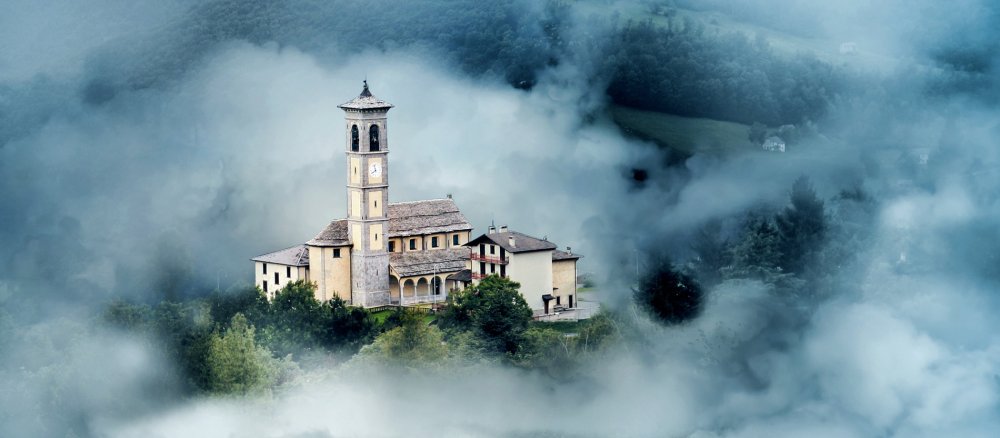 Eine Kirche im Nebel