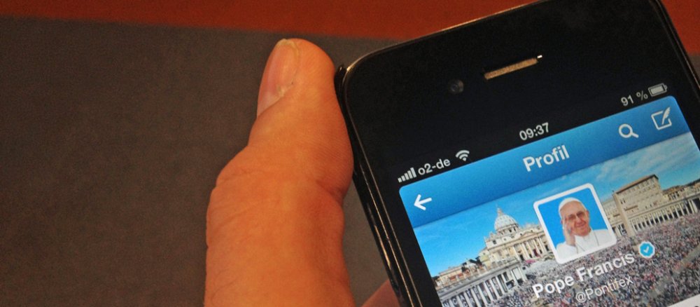 Das Bild zeigt ein Handy, auf dem der englische Twitter-Account des Papstes zu sehen ist.