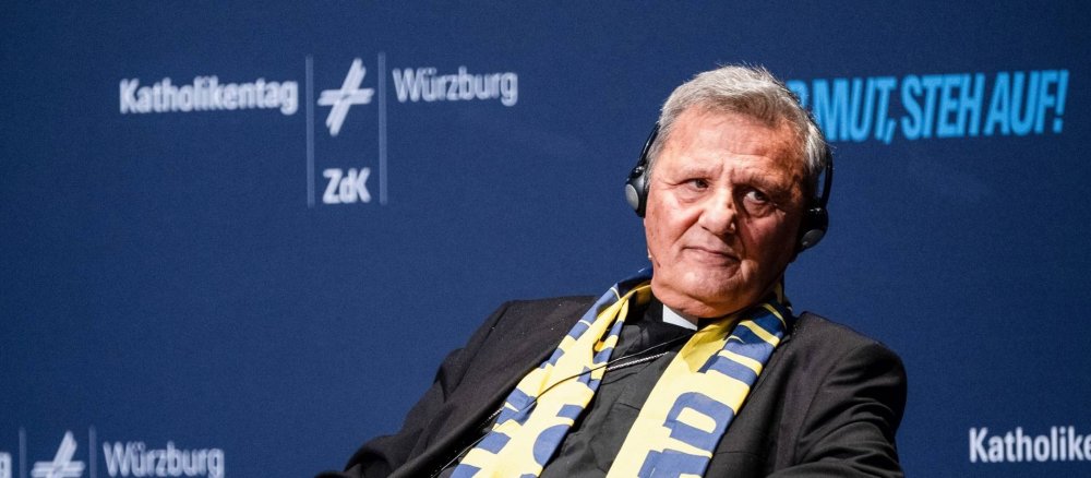 Kurienkardinal Mario Grech hört zu bei einer Podiumsdiskussion auf dem Katholikentag