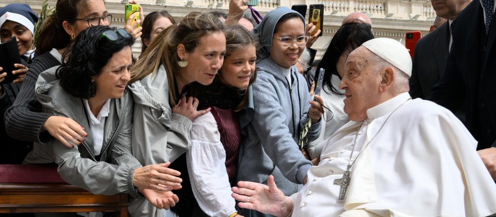Papst Franziskus begrüßt Gottesdienstbesucher am Ende der Messe auf dem Petersplatz an Palmsonntag