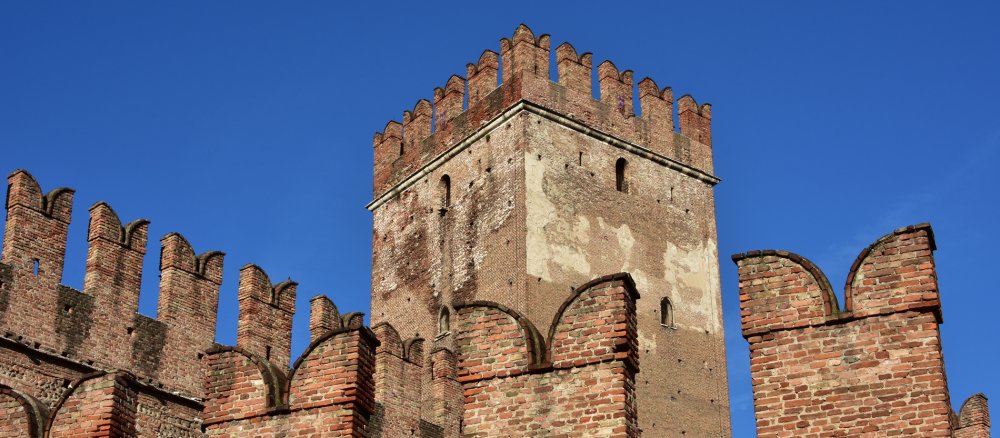 Das Zinnengemäuer einer italienischen Festungsanlage.