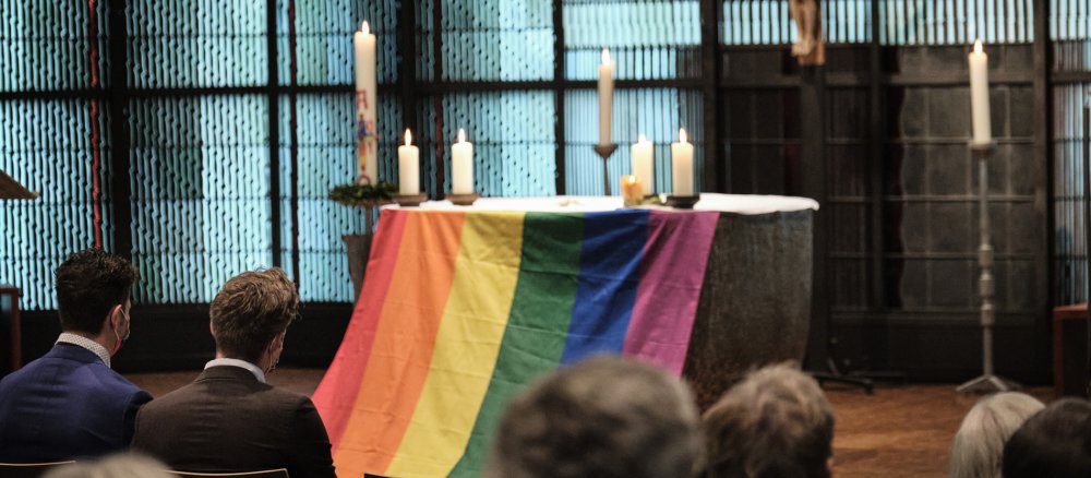 Altar mit einer Regenbogenfahne bei einem Segnungsgottesdienst