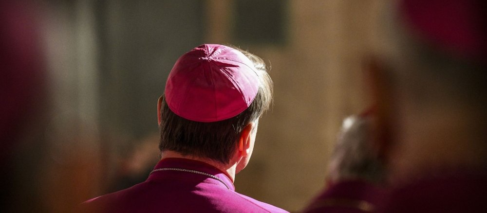 Rückansicht von Bischof Stefan Oster bei einem Gottesdienst
