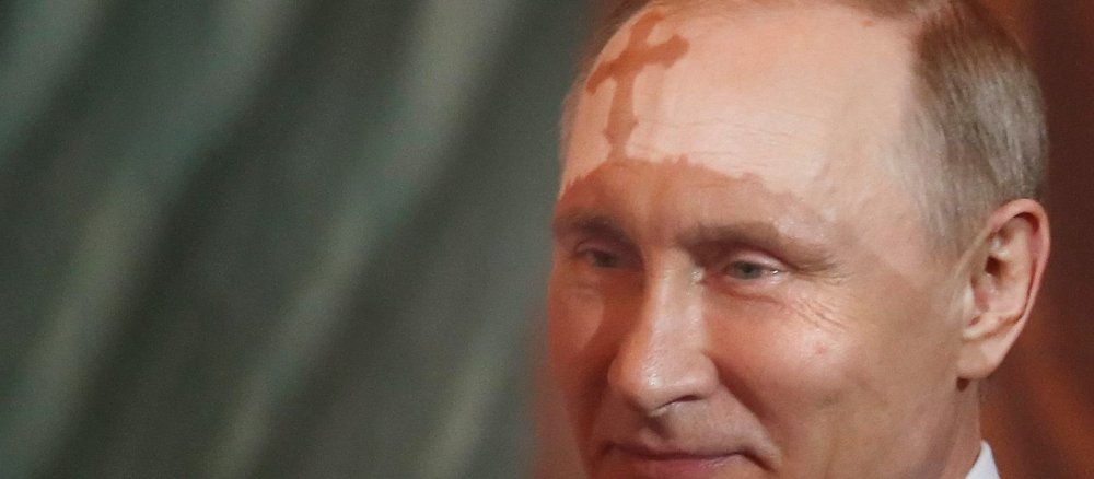 Der Schatten eines Kreuzes von der Kopfbedeckung von Patriarch Kirill zeichnet sich auf der Stirn des russischen Präsidenten Wladimir Putin ab